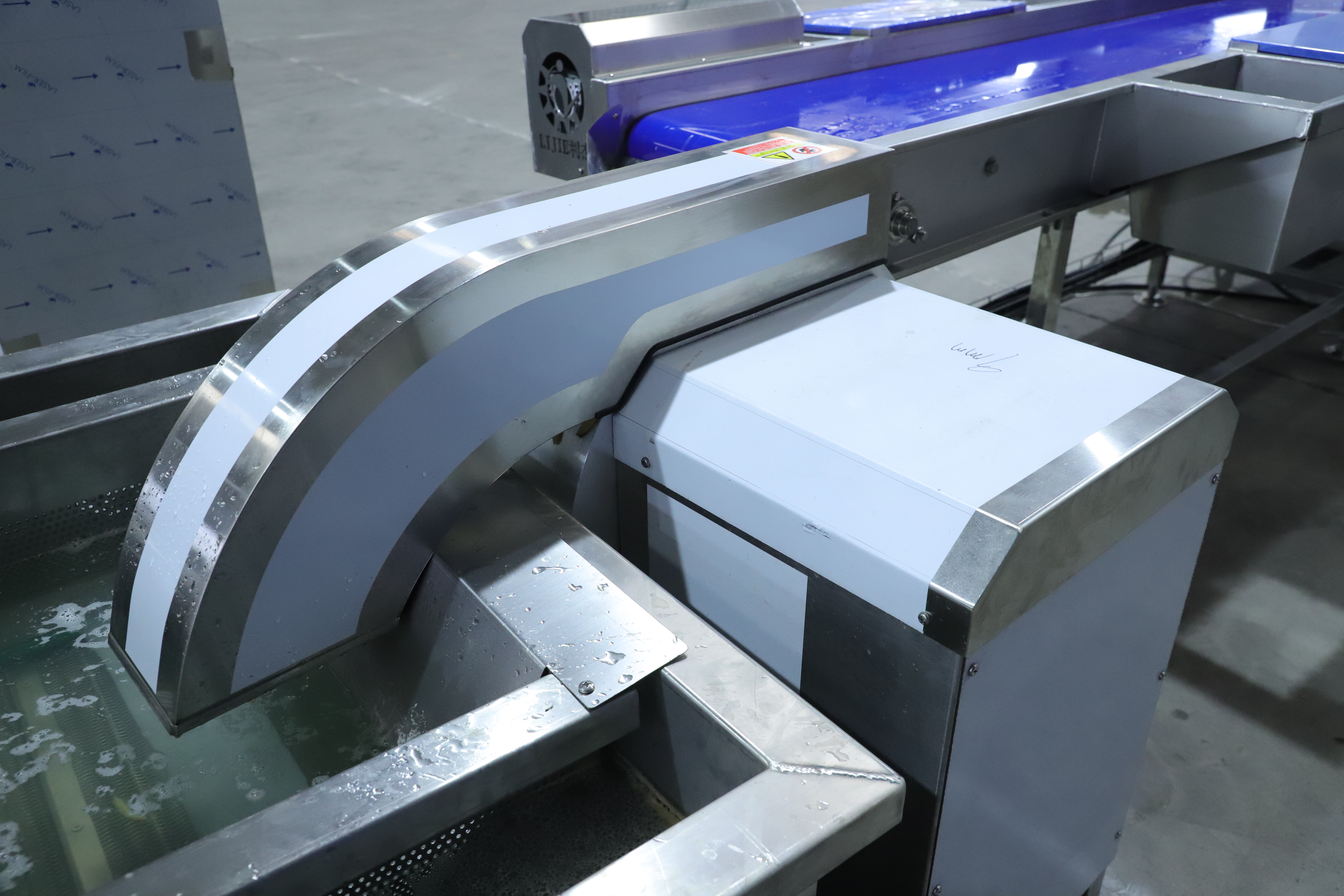 Fully automatic french fries production line开头第四个机器 (2)切条机