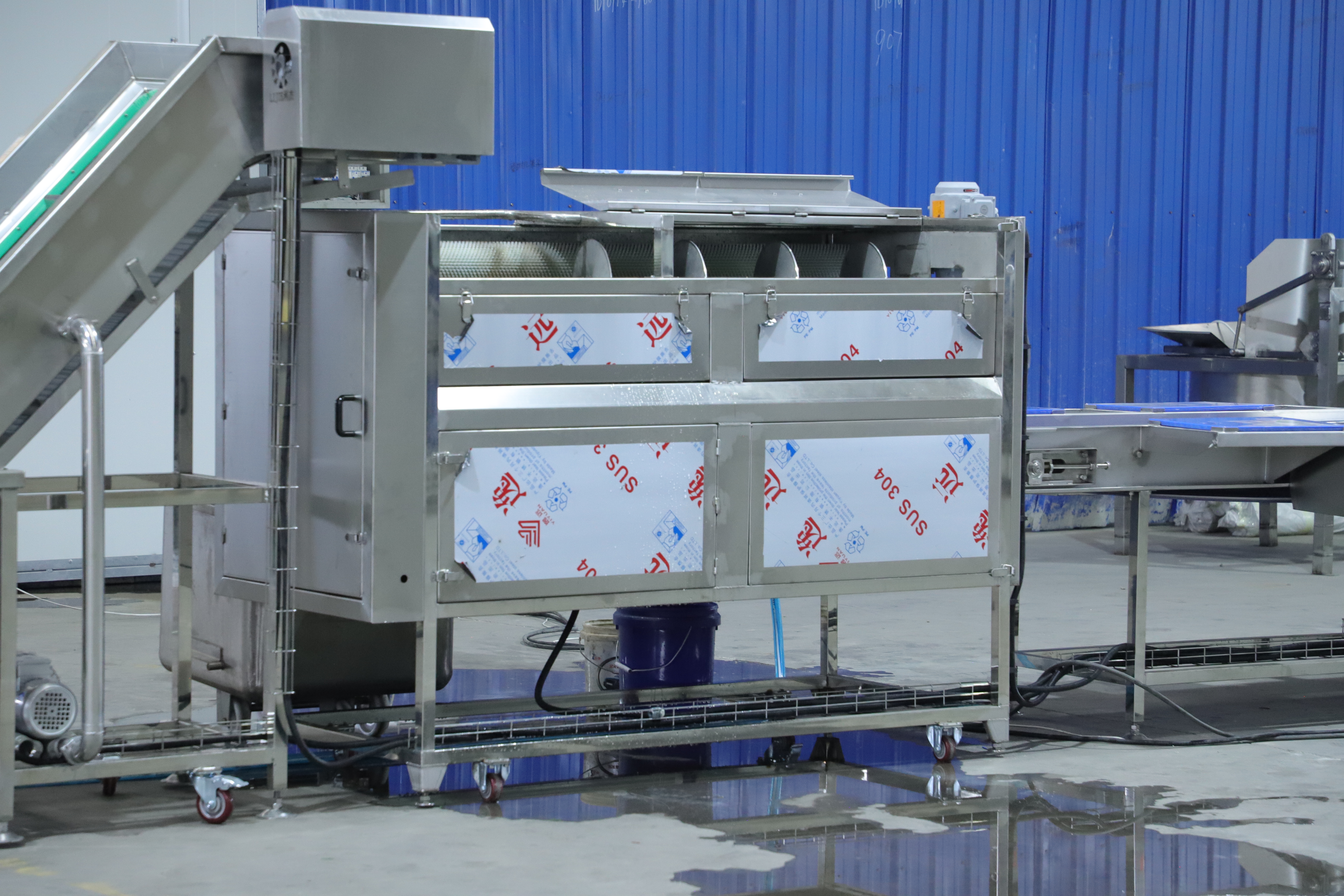 Fully automatic french fries production line（2）开头第二个机器毛刷去皮机