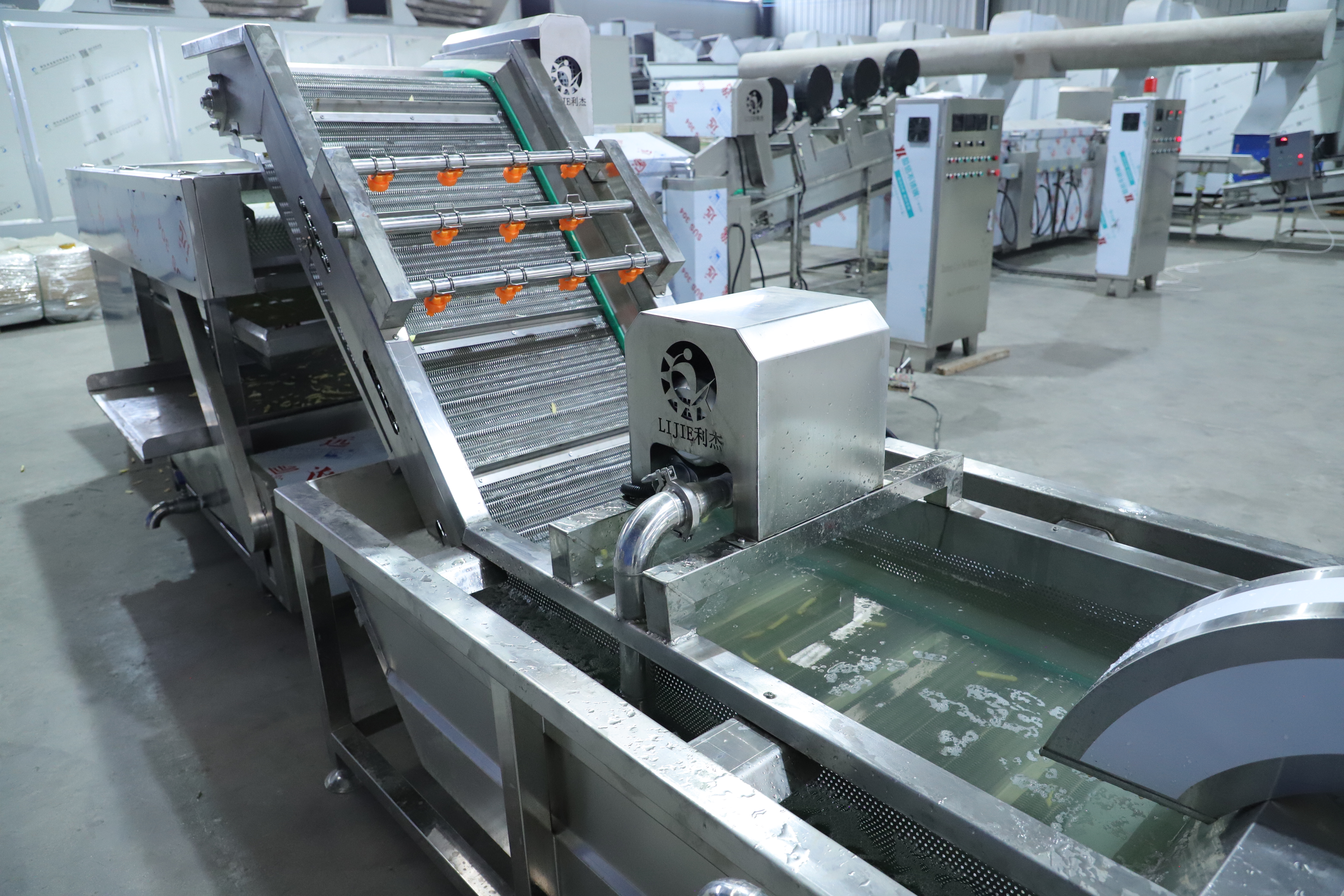 Fully automatic french fries production line开头第五个机器 (2)气泡清洗机